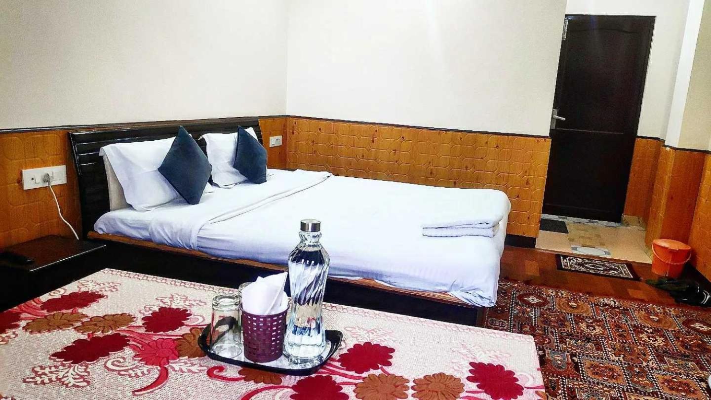 Hotel O New Shushant Regency Simlá Kültér fotó