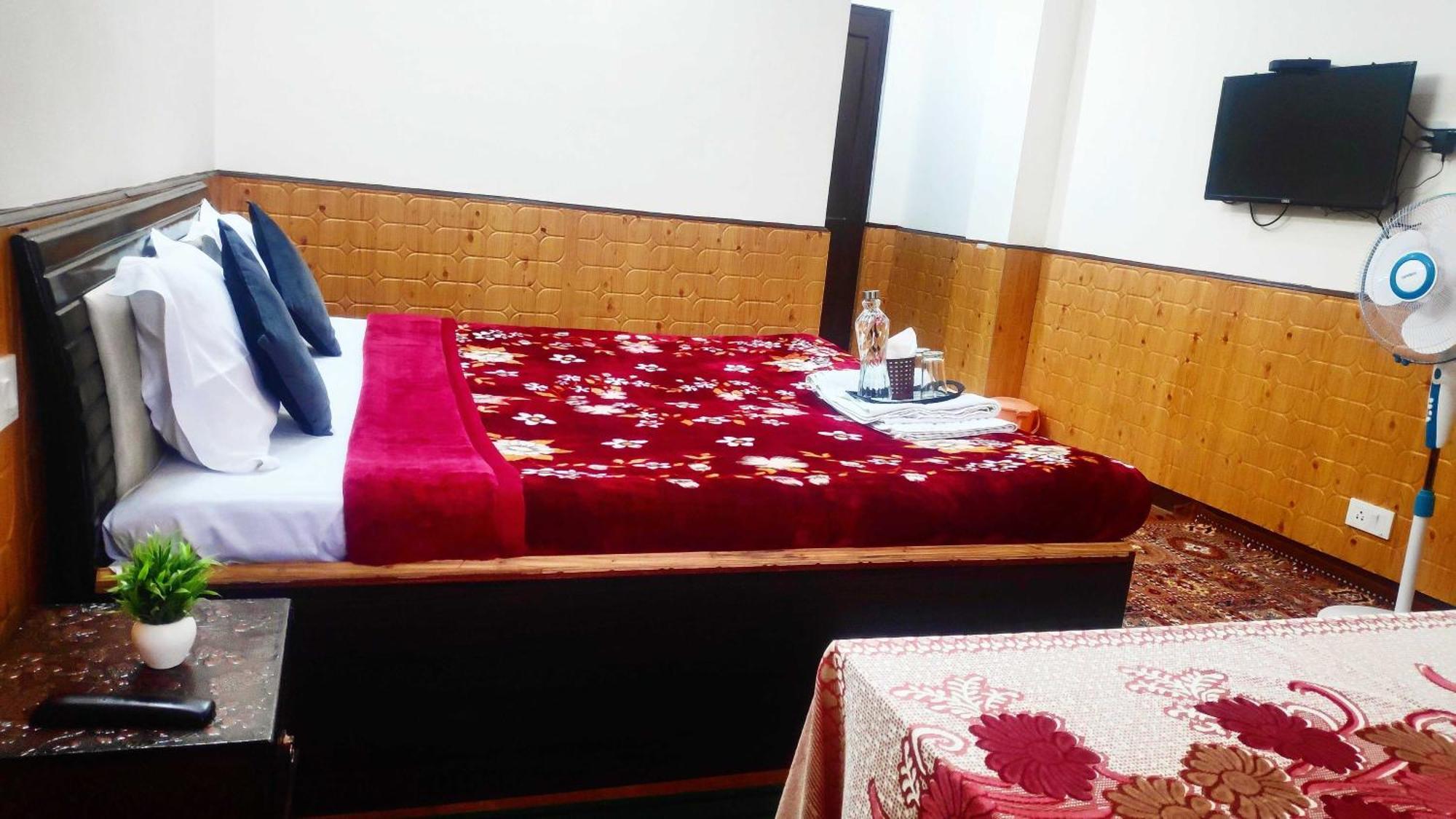 Hotel O New Shushant Regency Simlá Kültér fotó