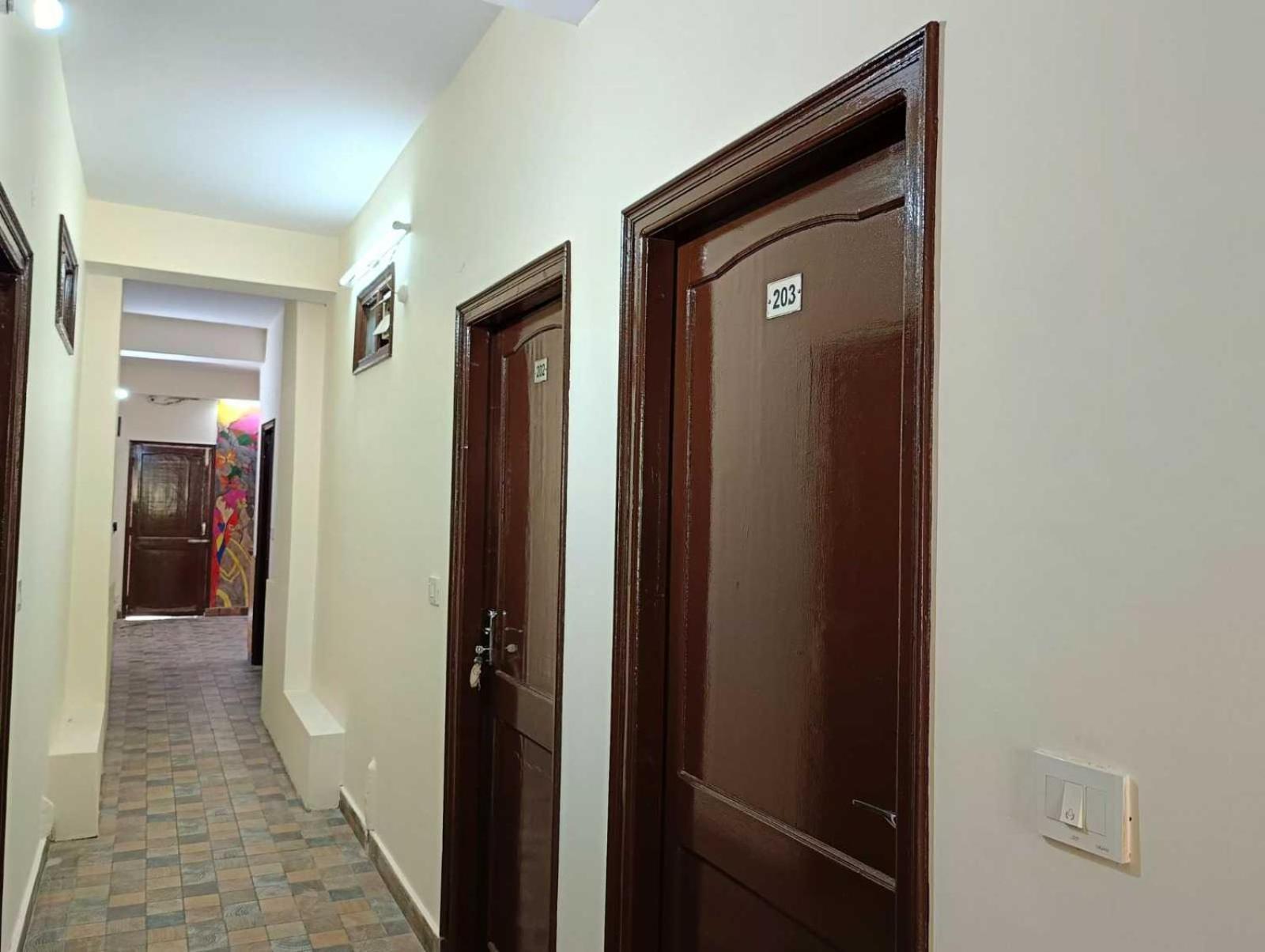 Hotel O New Shushant Regency Simlá Kültér fotó
