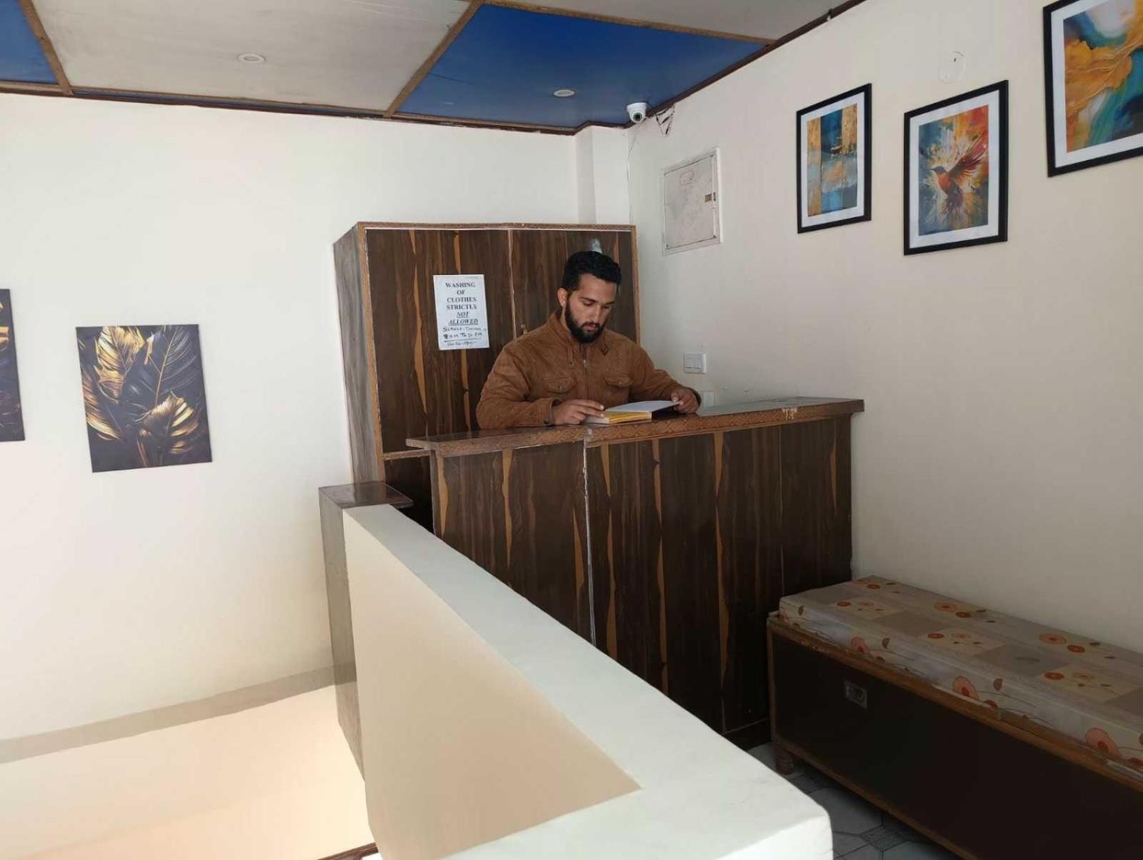 Hotel O New Shushant Regency Simlá Kültér fotó