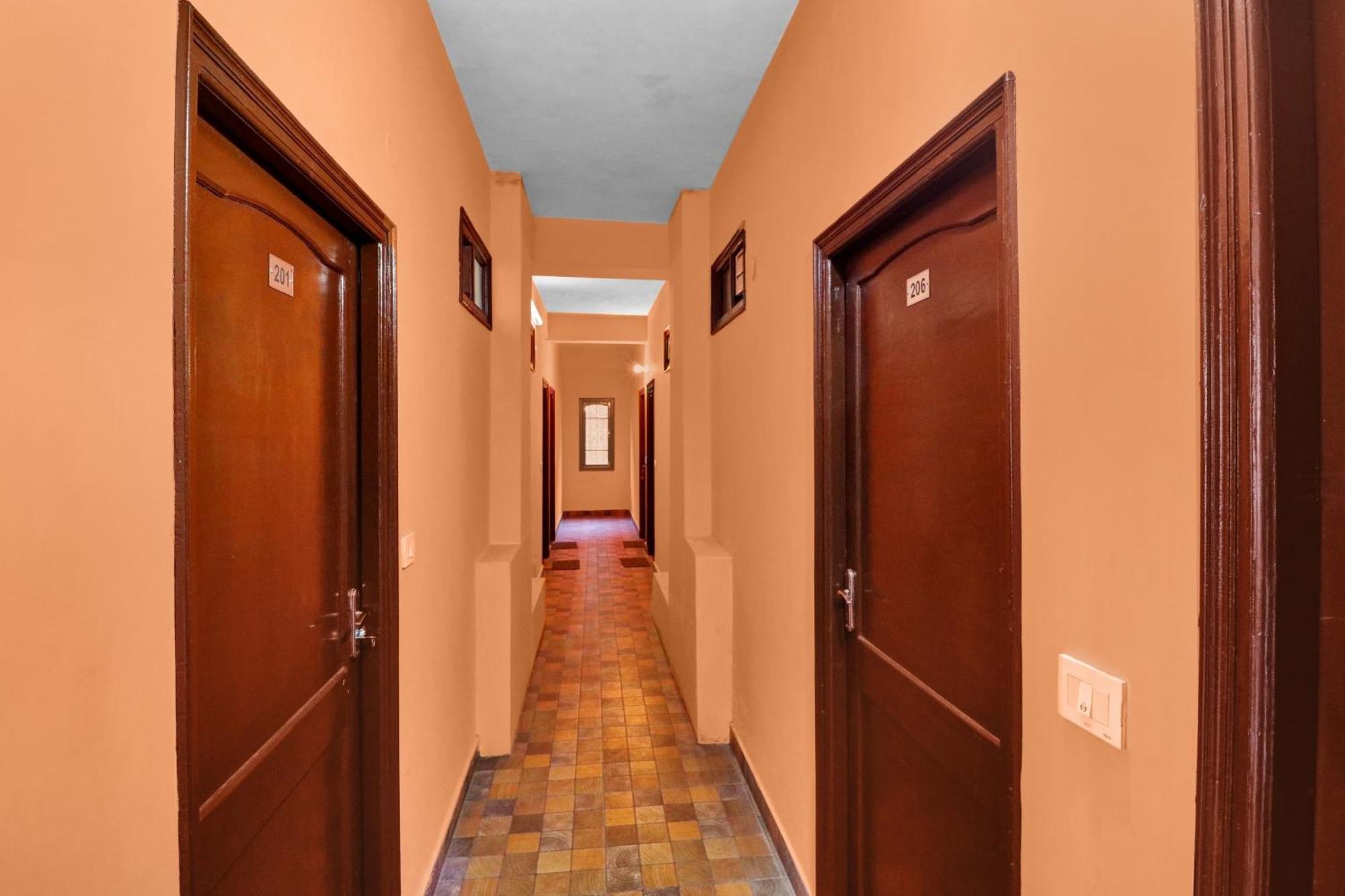 Hotel O New Shushant Regency Simlá Kültér fotó